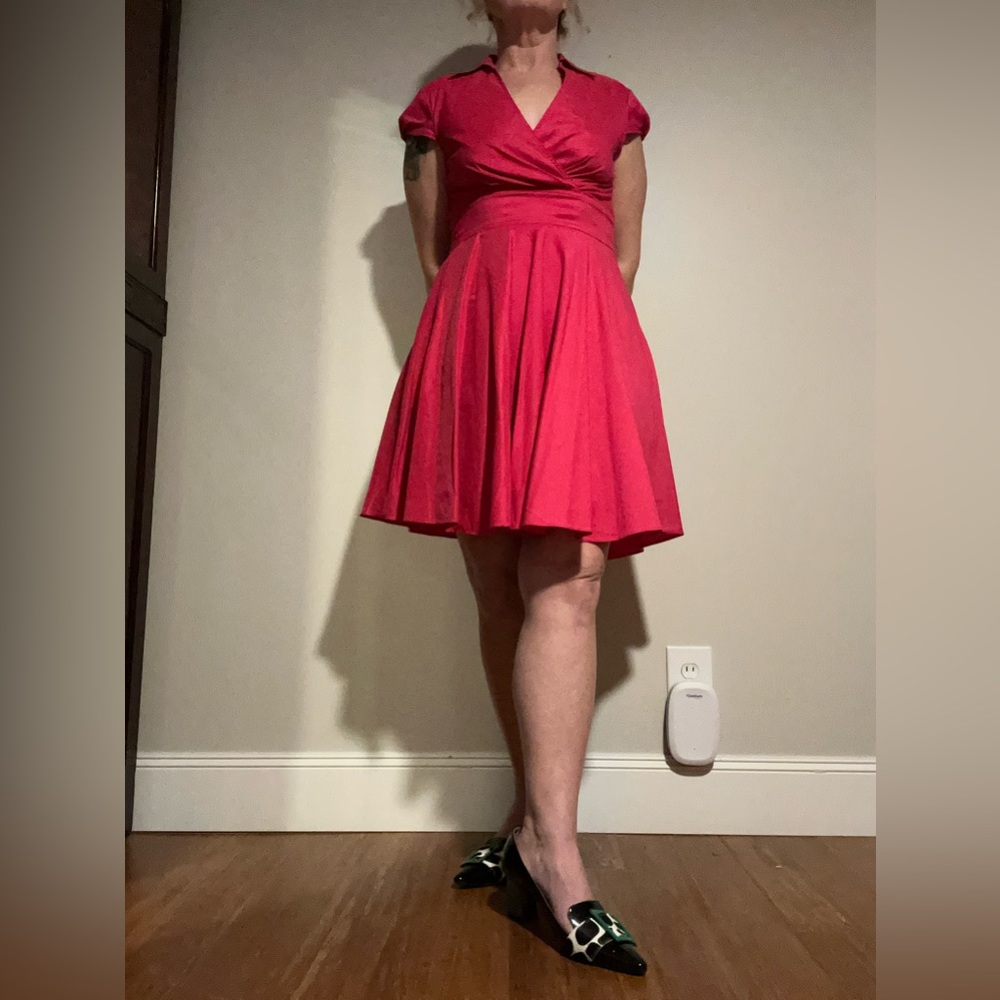 Gorgeous fuchsia Betsy Johnson dress with collar and cap sleeve, Size 8.